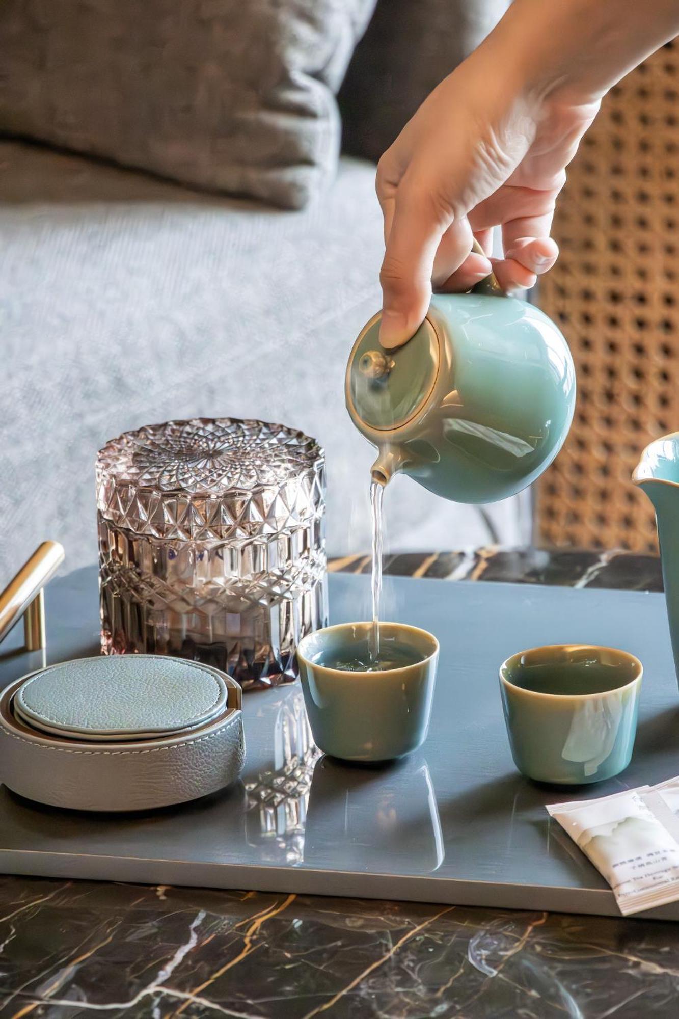 InterContinental Kaohsiung, an IHG Hotel Zimmer foto Tea being poured into a teacup